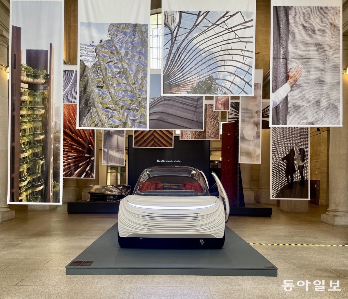 서울 중구 ‘문화역서울284’ 중앙홀에 전시된 자율주행 전기 자동차 ‘에어로’의 모습. 영국 출신 건축가 겸 디자이너 토머스 
헤더윅의 헤더윅 스튜디오가 디자인한 전기차로 2021년에 공개됐다. 김민 기자 kimmin@donga.com