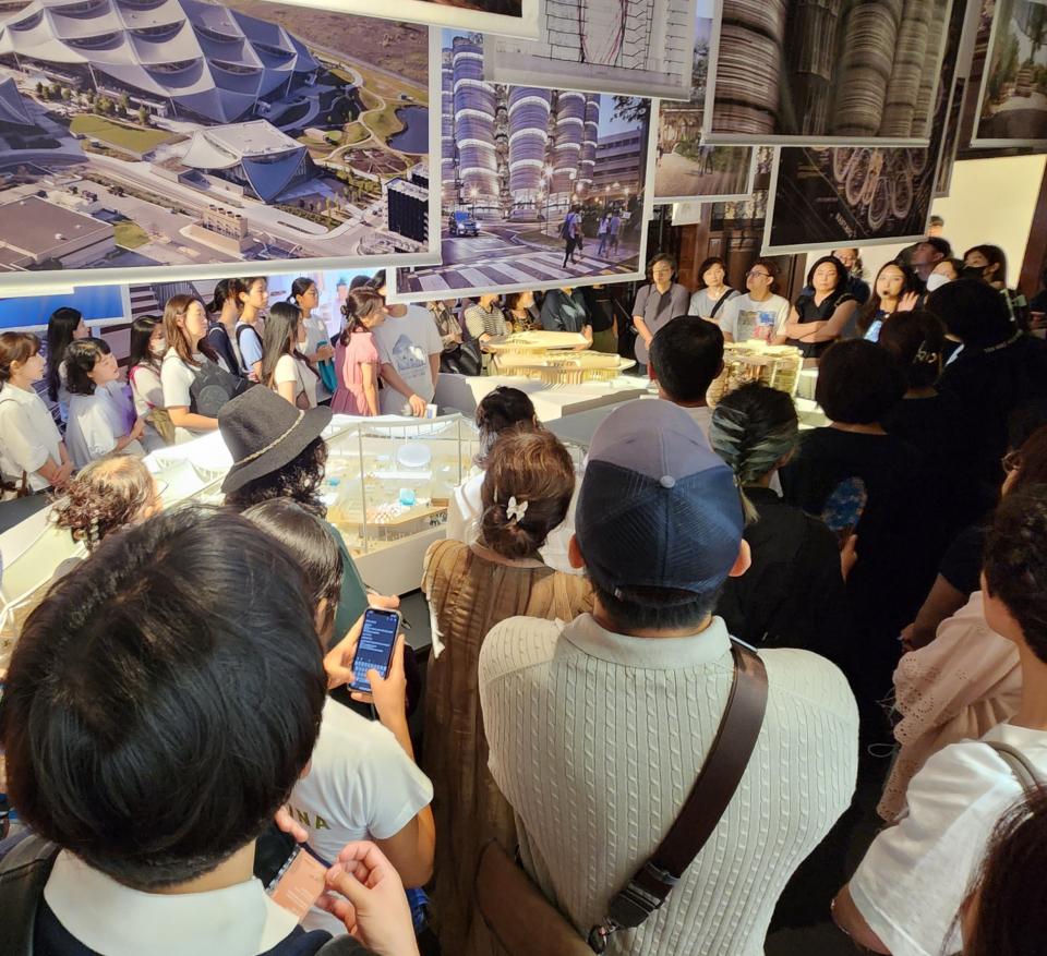 9월5일 서울 중구 문화역서울284에서 열린 《헤더윅 스튜디오: 감성을 빚다》 전시를 찾은 관람객들이 구글 신사옥 ‘베이뷰’(헤더윅 스튜디오가 덴마크 건축회사 BIG와 공동 설계) 건축모형 앞에서 도슨트의 작품 해설을 듣고 있다. ⓒ시사저널 오종탁