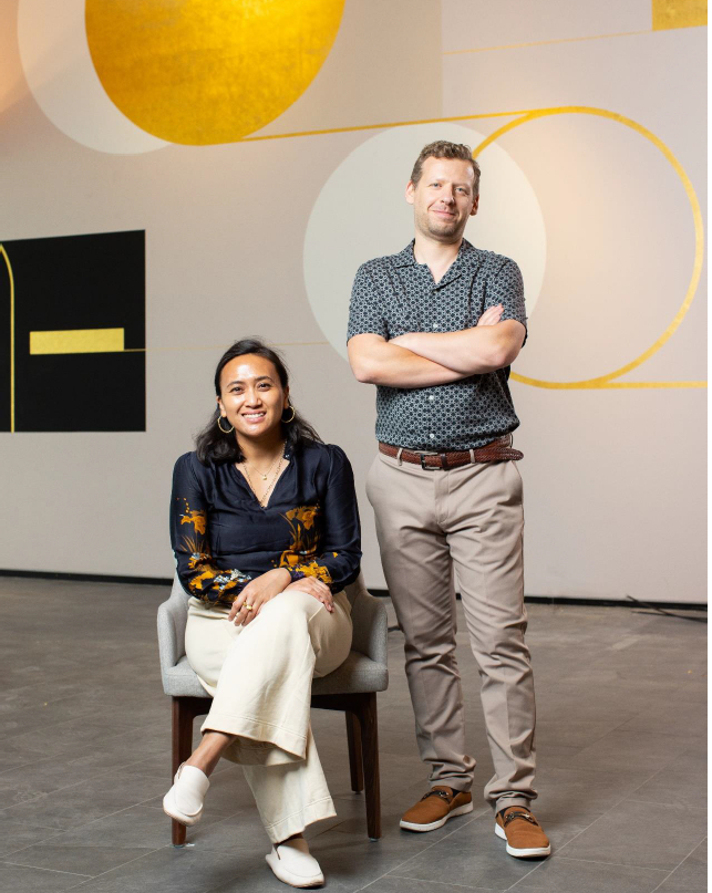 자신의 작품 앞에 선 신타 탄트라와 루카스 코르나키. 두 작가는 직접 설해원에 와 머물며 작품을 설치했다. 사진 설해원