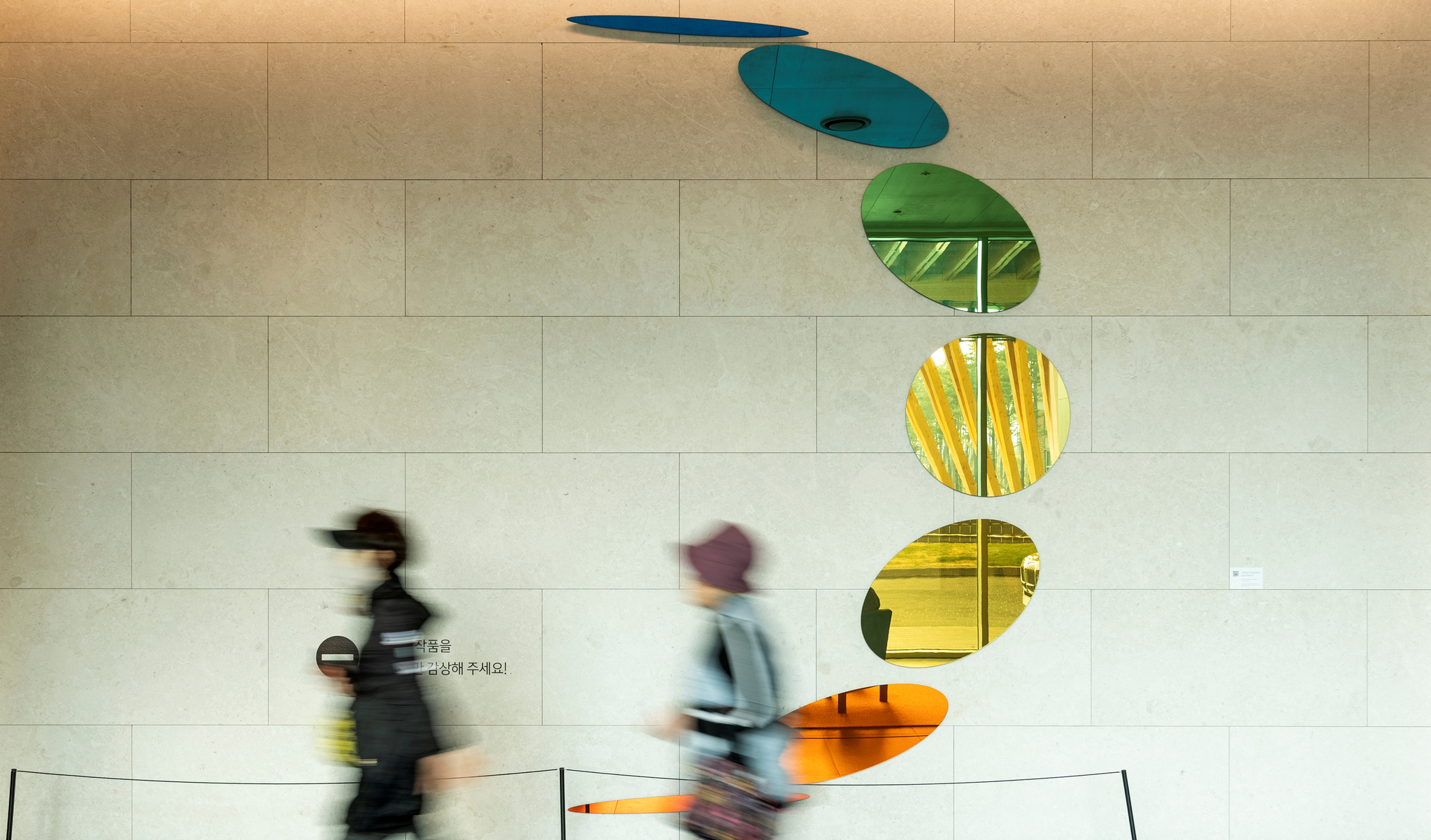 올라퍼 엘리아슨의 ‘Meteorological Rainbow circles’. 박종근 기자