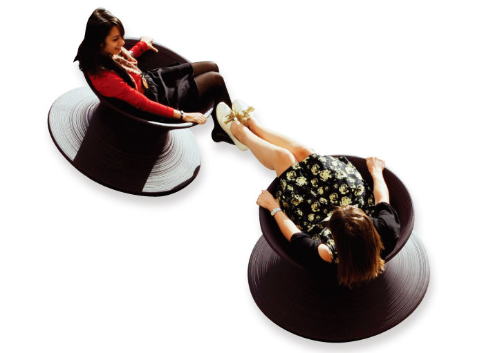 기능성과 재미를 동시에 제공하는 스펀 체어. 누구든 이 의자에 앉으면 빙글빙글 돌거나 뒤로 한껏 젖히며 즐거워한다. 전시장에서 스펀 체어를 체험할 수 있다. 