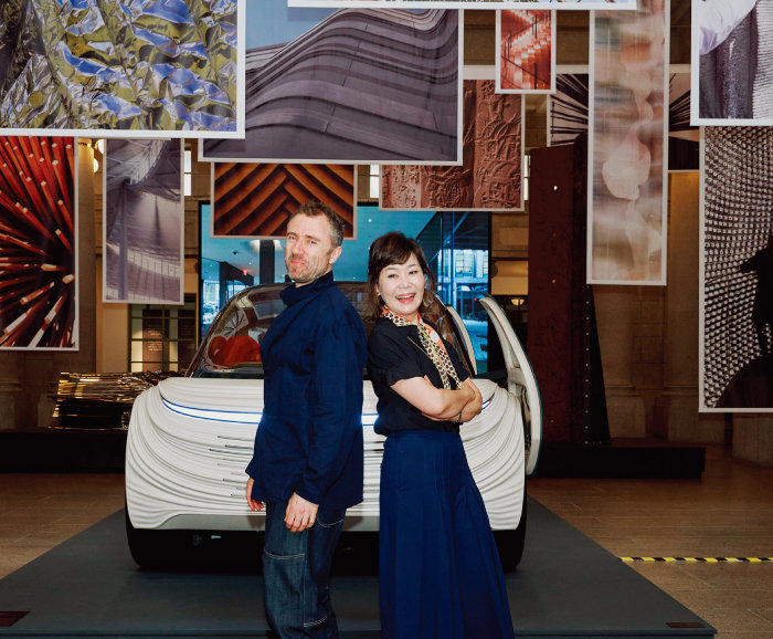 ‘헤더윅 스튜디오: 감성을 빚다’ 전 개막에 맞춰 방한한 토마스 헤더윅(왼쪽)과 이 전시의 한국 큐레이 터인 이지윤 숨 프로젝트 대표. 전기차 ‘에어로’ 모델이 전시된 중앙홀에서.