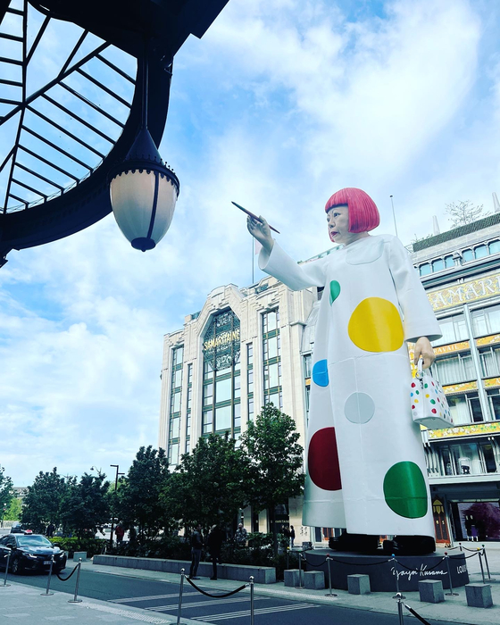 지난 4월 파리 루이뷔통 본사 앞에 서 있는 쿠사마 야요이 조각상. [사진 이지윤]