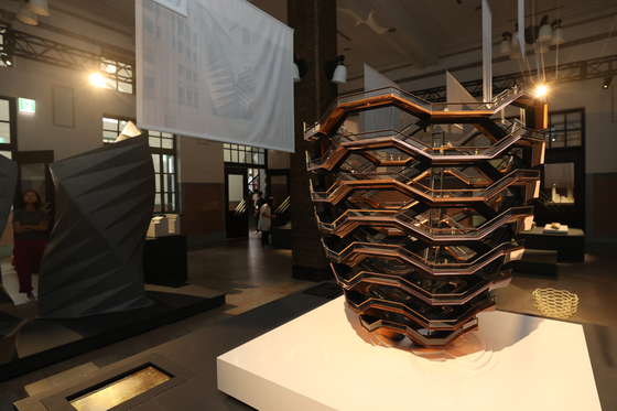 '헤더윅 스튜디오:감성을 빚다' 전시에 놓여진 베슬 모델. 연합뉴스