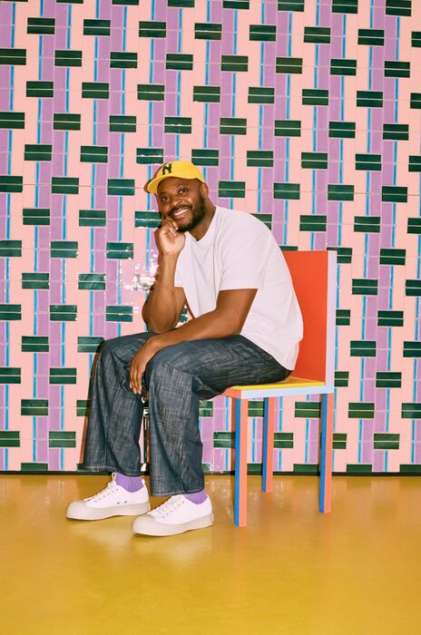 MCM과 협업한 잉카 일로리(Yinka llori) 작가. 현재 글로벌 명품 브랜드가 특히 주목하는 작가이기도 하다.