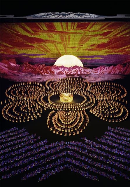 평양Ⅵ(2007). 흰 꽃과 붉은 꽃의 조화처럼 보이나 흰 옷과 붉은 옷을 입은 많은 사람들이 모여 만들어낸 형상이다. 아모레퍼시픽미술관 제공