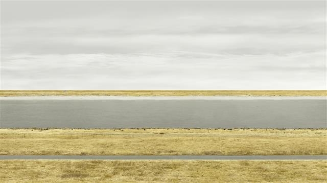 라인강Ⅲ(2018). 디지털작업으로 건물, 사람 등의 피사체는 삭제됐다. 스푸르스 마거스 제공