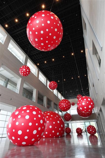 점에 대한 강박. 붉은 공 속에 거울이 설치돼 있어 점과 공이 끊임없이 보인다. 대구미술관 제공