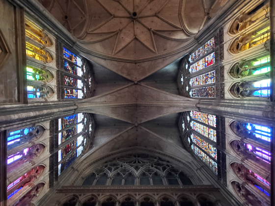 김수자 작가는 프랑스 생 에티엔 성당 창문의 스테인드글라스 제작을 맡았다. [사진 얀 리게오스]