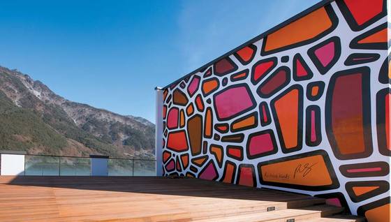 파크로쉬 루프톱 건물 외벽에 설치된 리처드 우즈의 작품. 강원도의 돌을 형상화했다.