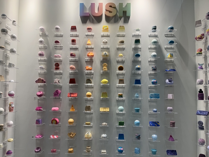 전시관 앞 러쉬 가판대 / 사진 = 장주영A 여행+기자