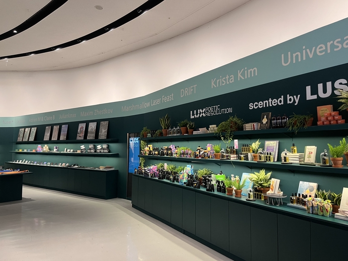 전시관 앞 러쉬 가판대 / 사진 = 장주영A 여행+기자