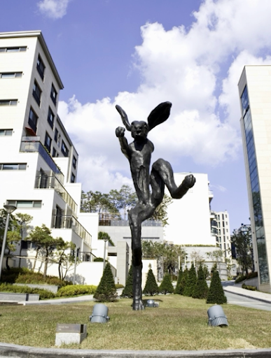 야요이 쿠사마, 마크 퀸, 베르나르 브네